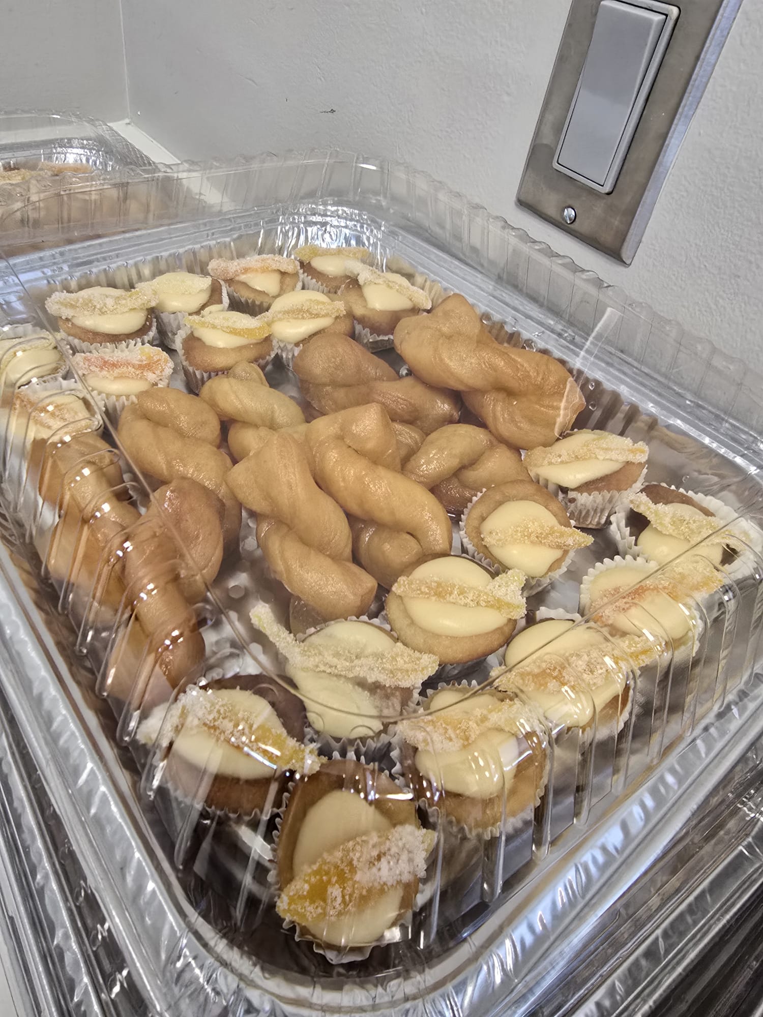 Koeksisters in a tray